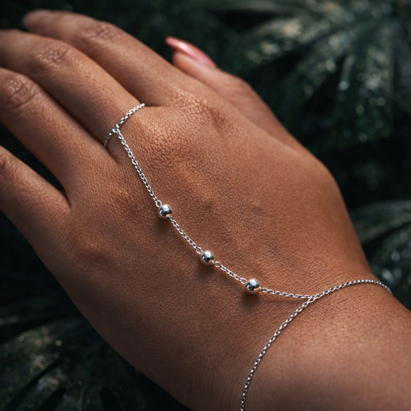 Pulseira Hand Chain Bolinhas Feminina Elegante Moderna em Prata 925 Pulseira Hand Chain Bolinhas Feminina Elegante Moderna em Prata 925
