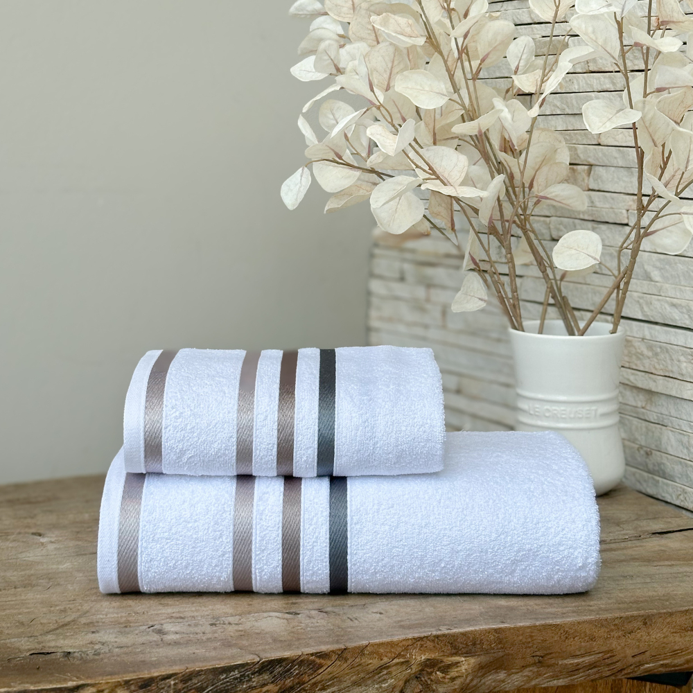 Kit Toalhas Paris Banho 2 Peças 450g/m² 100% Algodão Kit Toalhas Paris Banho 2 Peças 450g/m² 100% Algodão