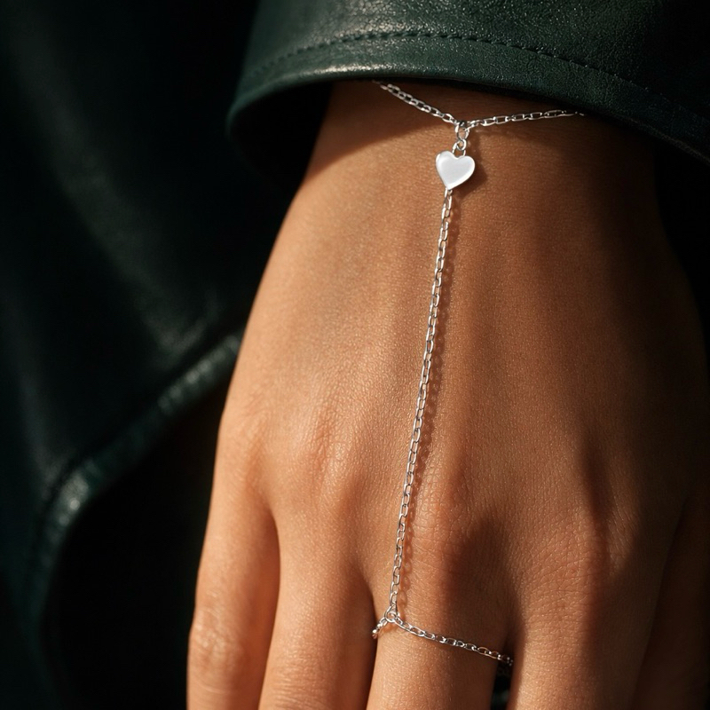 Pulseira Hand Chain Coração Liso em Prata 925 Pulseira de Mão Feminina Moderna Pulseira Hand Chain Coração Liso em Prata 925 Pulseira de Mão Feminina Moderna