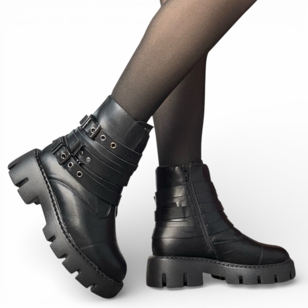 Bota Feminina Tratorada Robusta Moderna com Fivelas Ramarim 2667134 Bota Feminina Tratorada Robusta Moderna com Fivelas Ramarim 2667134