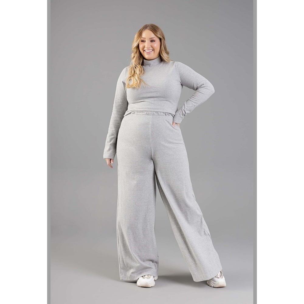 Blusa Básica Manga Longa Feminina Adulto Just Basic Blusa Básica Manga Longa Feminina Adulto Just Basic - Oferta na Shopee