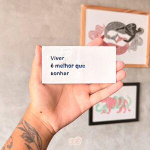Plaquinha Decorativa “Viver é Melhor Que Sonhar” em Cerâmica Fria | Decoração Artesanal ☁️ - Oferta na Shopee