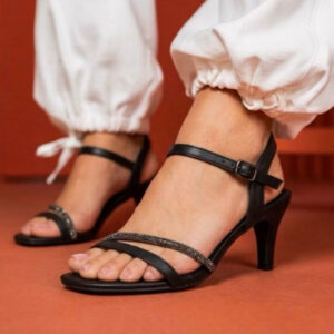 Sandália Feminina Milli Salto Fino Preta Detalhe de Brilho Elegante Confortável Delicada - Oferta na Shopee