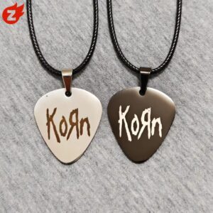 KORN Guitar Pick Pendant ~ Jewelry Accessories Colar De Cordas De Couro Aço Inoxidável - Oferta na Shopee