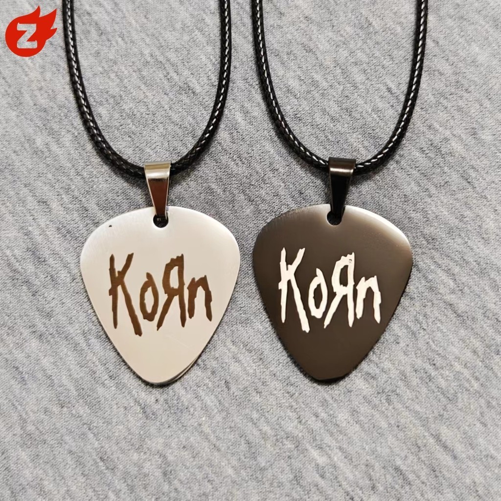 KORN Guitar Pick Pendant ~ Jewelry Accessories Colar De Cordas De Couro Aço Inoxidável KORN Guitar Pick Pendant ~ Jewelry Accessories Colar De Cordas De Couro Aço Inoxidável - Oferta na Shopee
