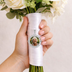 Relicário Redondo de Noiva para buquê personalizado com fotos Casamento - Oferta na Shopee