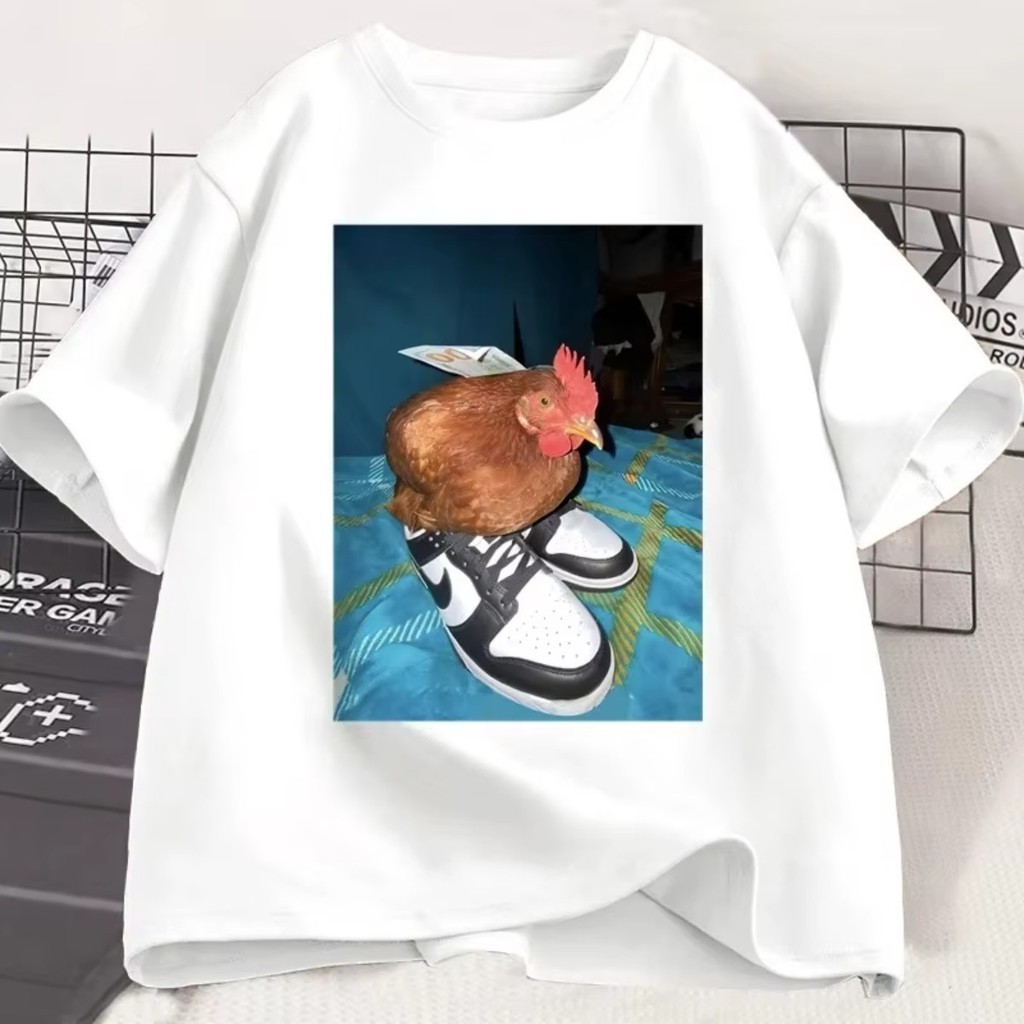 Camiseta Frango Meme Humor Galo Com Sapatos Unissex Engraçado Camiseta Frango Meme Humor Galo Com Sapatos Unissex Engraçado