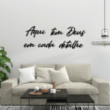 Frase Decorativa Em Mdf Aqui Tem Deus em Cada Detalhe Preto 1 Metro