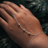 Pulseira Hand Chain Bolinhas Feminina Elegante Moderna em Prata 925