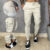 Calça Cargo Masculina Sarja Jogger Slim com Cordão Bolso Embutido Bolso Faca