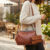 Lovito Refine elegante bolsa de ombro retrô simples para viagem pu brilhante para mulheres LFA531316